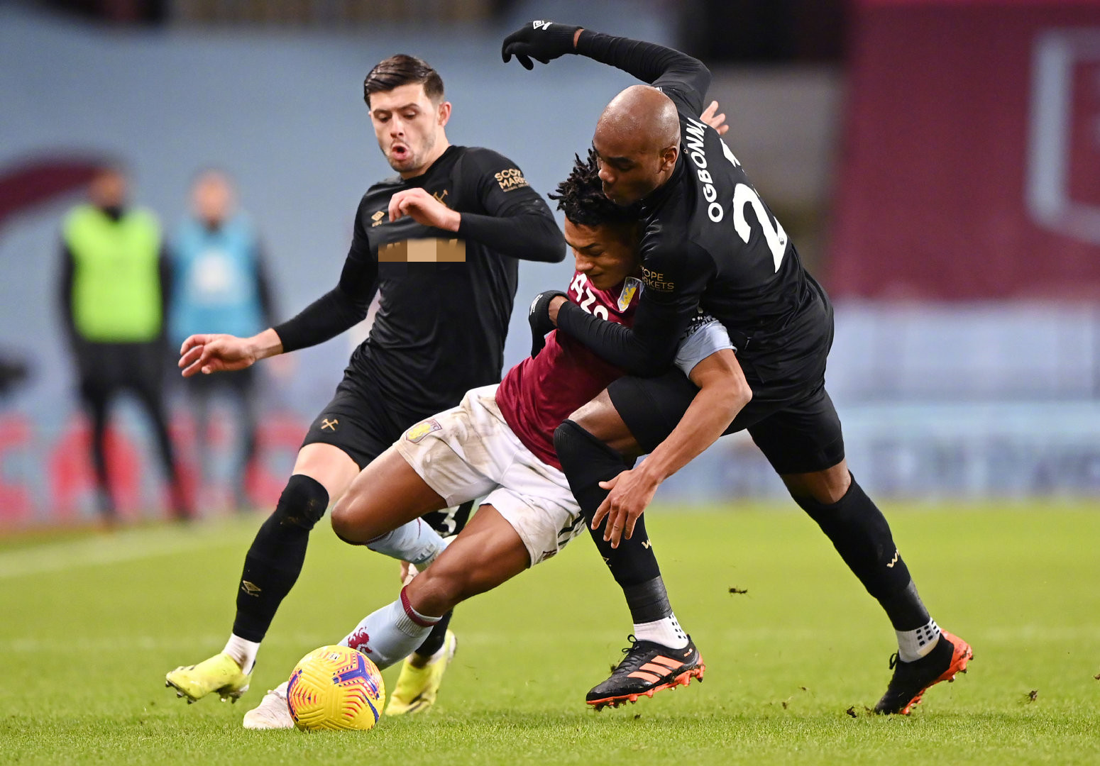 并与队友默 并与队友默